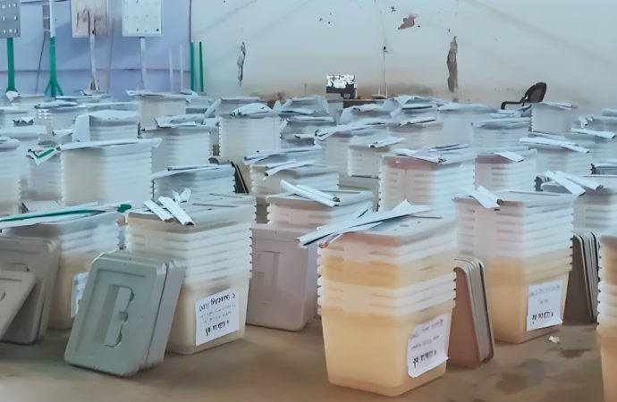 কড়া নিরাপত্তায় কেন্দ্রে কেন্দ্রে নির্বাচনী সরঞ্জাম: চূড়ান্ত পর্যায়ে ত্রয়োদশ জাতীয় সংসদ নির্বাচনের প্রস্তুতি