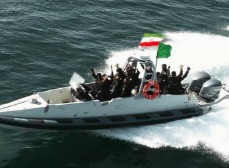 হরমুজ প্রণালীতে উত্তেজনা: মার্কিন জাহাজকে ধাওয়া করল ইরানি গানবোট