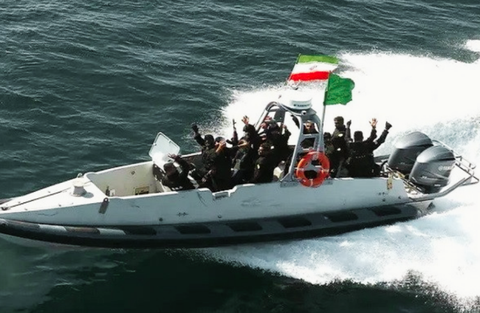 হরমুজ প্রণালীতে উত্তেজনা: মার্কিন জাহাজকে ধাওয়া করল ইরানি গানবোট