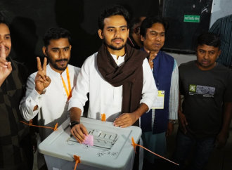 ঢাকা নিউমার্কেটের ল্যাবরেটরি স্কুল কেন্দ্রে ভোট দিলেন জাতীয় নাগরিক পার্টির মুখপাত্র আসিফ মাহমুদ