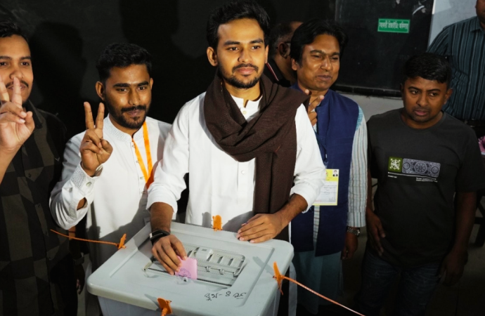 ঢাকা নিউমার্কেটের ল্যাবরেটরি স্কুল কেন্দ্রে ভোট দিলেন জাতীয় নাগরিক পার্টির মুখপাত্র আসিফ মাহমুদ