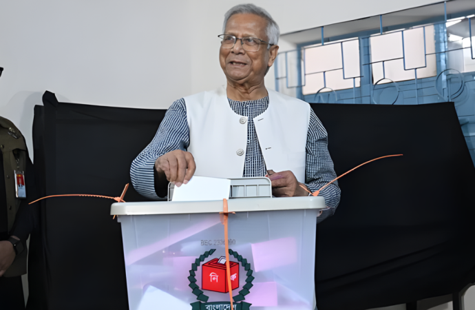 কড়া নিরাপত্তায় গুলশানে ভোট দিলেন ড. ইউনূস