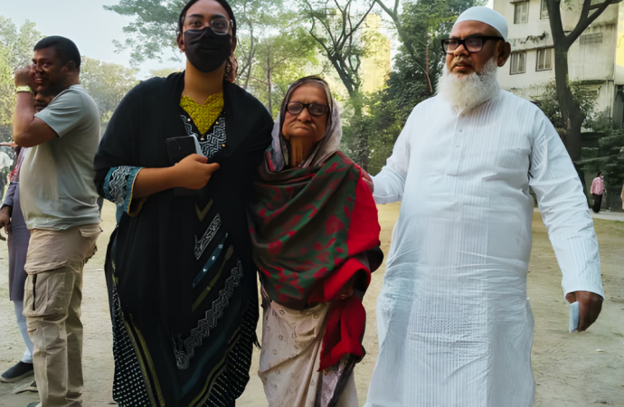 নাতনির মেয়ের হাত ধরে ভোট দিলেন শতবর্ষী প্রায় জমিরুন নেছা