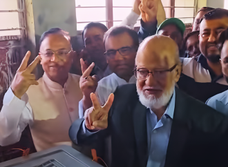 ছেলেকে নিয়ে ভোট দিলেন বিএনপির স্থায়ী কমিটির সদস্য ড. খন্দকার মোশাররফ হোসেন