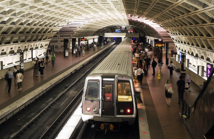 যুক্তরাষ্ট্রের সম্ভাব্য হামলার মুখে ইরানে জরুরি সতর্কতা: মেট্রো স্টেশন ও পার্কগুলো এখন আশ্রয়কেন্দ্র