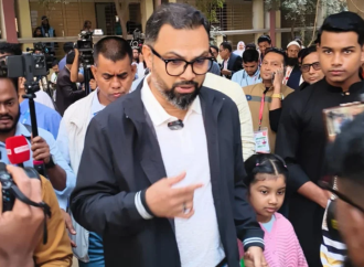 নিজ কেন্দ্রে ভোটাধিকার প্রয়োগ করলেন বিএনপি নেতা আমিনুল হক