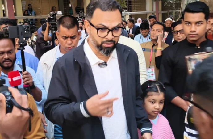 নিজ কেন্দ্রে ভোটাধিকার প্রয়োগ করলেন বিএনপি নেতা আমিনুল হক