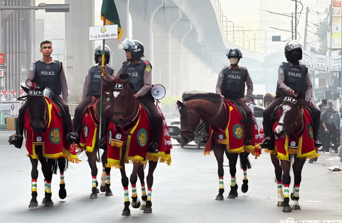 রাজধানীর নিরাপত্তায় নজরকাড়া মহড়া দিলো ডিএমপি অশ্বারোহী দল