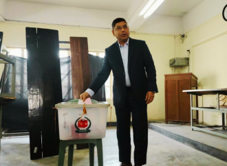 সপরিবারে ভোট দিলেন সেনাপ্রধান; দেশবাসীকে নির্ভয়ে ভোটকেন্দ্রে আসার আহ্বান