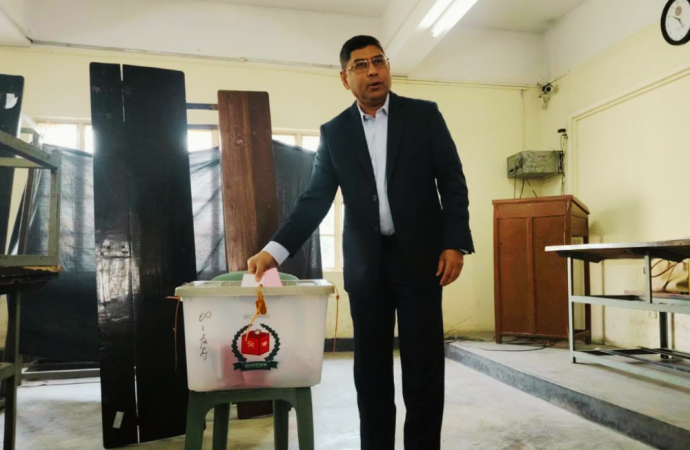 সপরিবারে ভোট দিলেন সেনাপ্রধান; দেশবাসীকে নির্ভয়ে ভোটকেন্দ্রে আসার আহ্বান