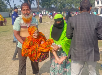 রাজশাহীতে পুত্রবধূর কোলে চড়ে ভোট দিলেন ১০০ বছরের বৃদ্ধা সোনাভান