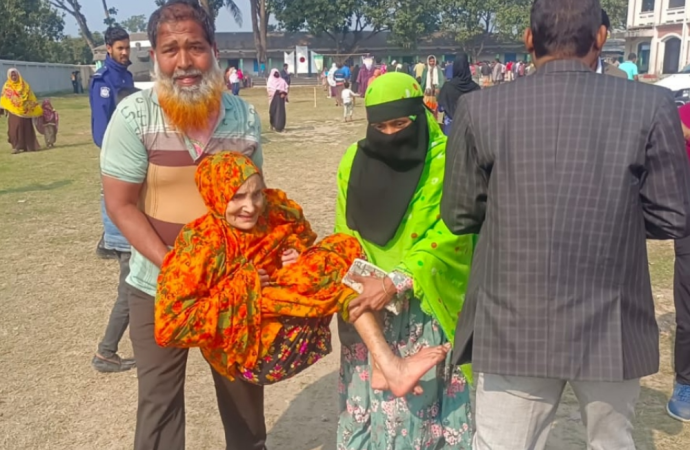 রাজশাহীতে পুত্রবধূর কোলে চড়ে ভোট দিলেন ১০০ বছরের বৃদ্ধা সোনাভান