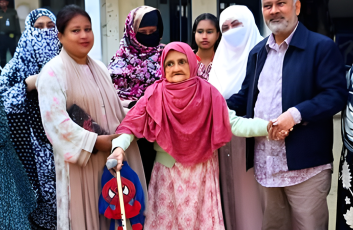 টাঙ্গাইলে ১০৬ বছর বয়সেও ভোট দিলেন রাজিয়া হালিম: অনুপ্রেরণায় ভাসছে কেন্দ্র