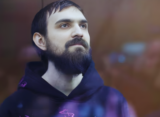 রুশ সেনাকে নিয়ে বিদ্রূপের জের: কমেডিয়ানের ৬ বছরের কারাদণ্ড