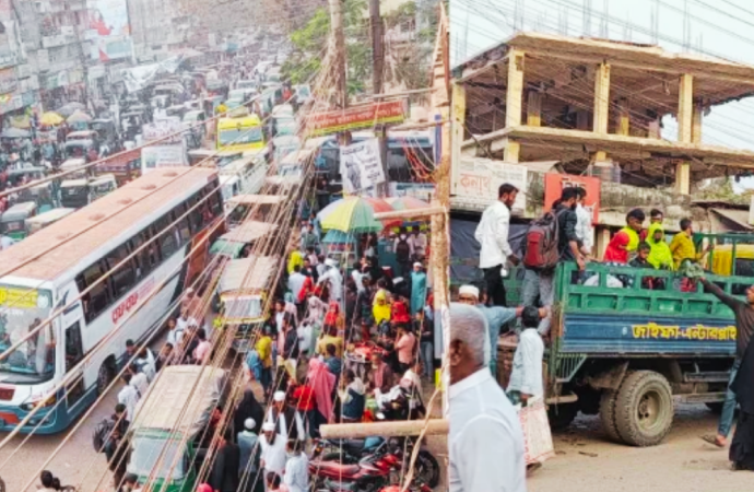 ভোটের উৎসব শেষে কর্মস্থলে ফিরছে মানুষ: বাস-ট্রেন ও লঞ্চ ঘাটে উপচে পড়া ভিড়