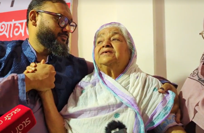 রাজনীতিতে অনন্য দৃষ্টান্ত: প্রতিদ্বন্দ্বী সানজিদা তুলির মায়ের দোয়া নিলেন নবনির্বাচিত এমপি ব্যারিস্টার আরমান