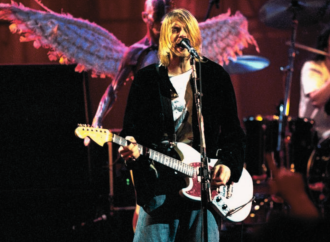 নিলামে উঠছে কার্ট কোবেইনের আইকনিক গিটার: ১ মিলিয়ন ডলার মূল্যের হাতছানি