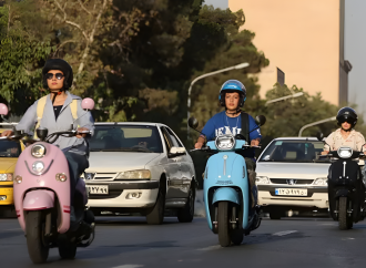 ইরানে নারীদের মোটরসাইকেল লাইসেন্স প্রাপ্তির ঐতিহাসিক ঘোষণা: অবসান হলো দীর্ঘ আইনি অস্পষ্টতার