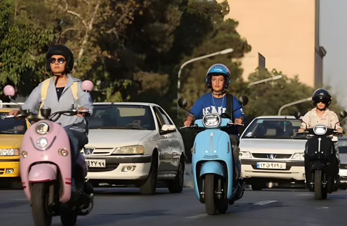 ইরানে নারীদের মোটরসাইকেল লাইসেন্স প্রাপ্তির ঐতিহাসিক ঘোষণা: অবসান হলো দীর্ঘ আইনি অস্পষ্টতার