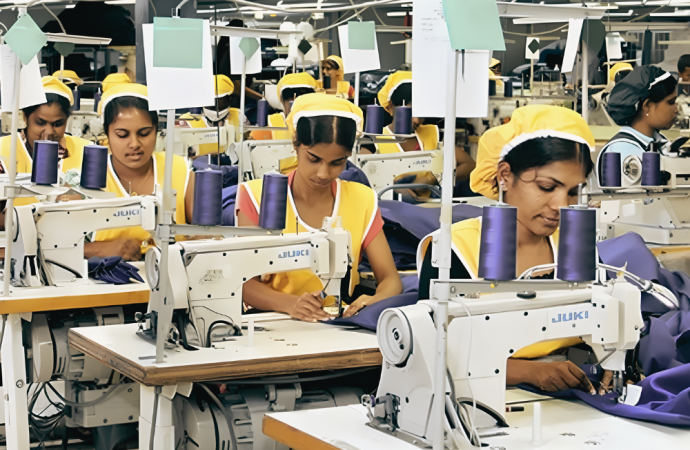 বাংলাদেশের টেক্সটাইল ও গার্মেন্টস শিল্পে মহাবিপর্যয়: বন্ধ হয়েছে কয়েকশ কারখানা