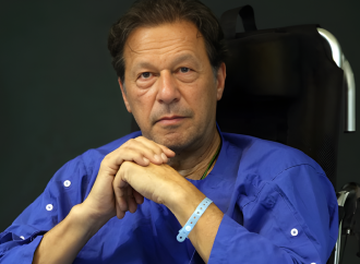 উন্নত চিকিৎসার জন্য হাসপাতালে নেওয়া হচ্ছে ইমরান খানকে: ডান চোখের দৃষ্টিশক্তি হারানোর আশঙ্কায় বিশেষ মেডিকেল বোর্ড