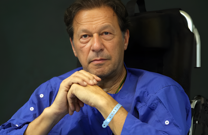 উন্নত চিকিৎসার জন্য হাসপাতালে নেওয়া হচ্ছে ইমরান খানকে: ডান চোখের দৃষ্টিশক্তি হারানোর আশঙ্কায় বিশেষ মেডিকেল বোর্ড