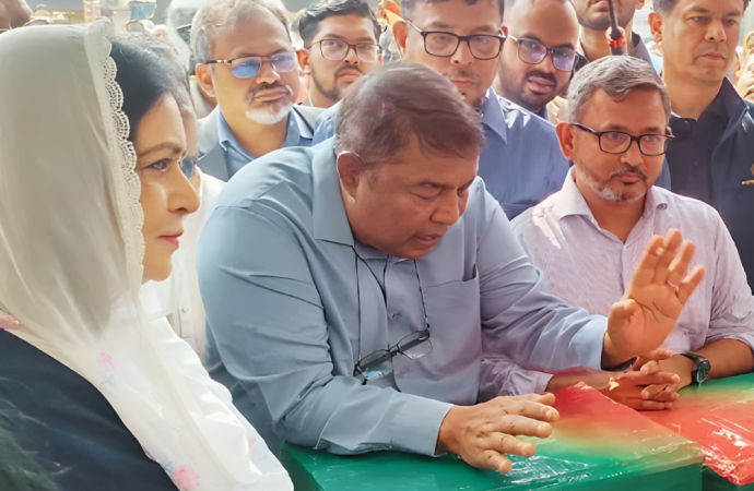 ভাষানটেকে অগ্নিকাণ্ডে ক্ষতিগ্রস্তদের পাশে মানবিক সহায়তায় ডা. জোবাইদা রহমান