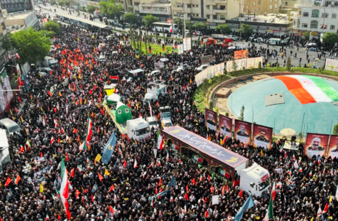ঐতিহাসিক শহর ইসফাহানে শোকের মাতম: প্রিয় নেতাকে বিদায় জানাতে হাজারো মানুষের ঢল