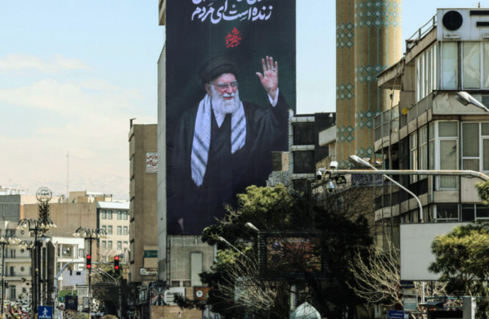 ইরানের প্রয়াত সর্বোচ্চ নেতা আয়াতুল্লাহ আলি খামেনির সম্মানে তিন দিনব্যাপী রাষ্ট্রীয় বিদায় অনুষ্ঠান ও শোক পালনের ঘোষণা