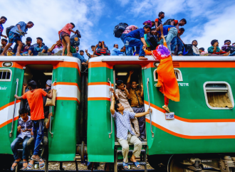 পবিত্র ঈদুল ফিতর উপলক্ষে সরকারি কর্মকর্তা ও কর্মচারীদের জন্য টানা ৭ দিনের দীর্ঘ ছুটি ঘোষণা করেছে সরকার