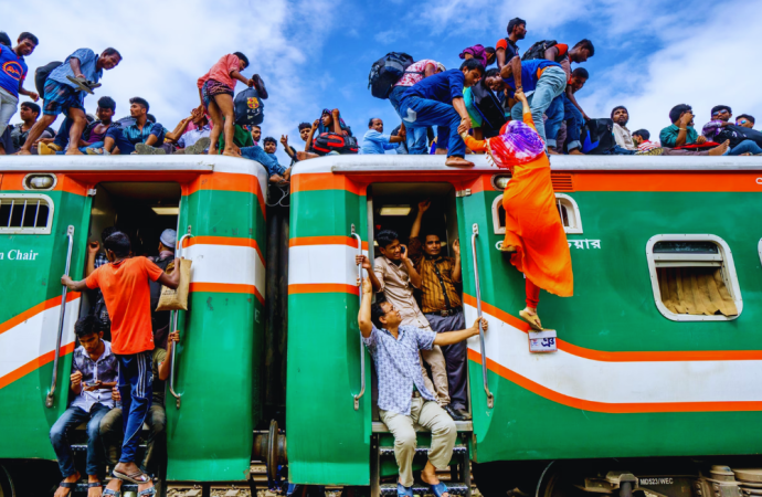 পবিত্র ঈদুল ফিতর উপলক্ষে সরকারি কর্মকর্তা ও কর্মচারীদের জন্য টানা ৭ দিনের দীর্ঘ ছুটি ঘোষণা করেছে সরকার