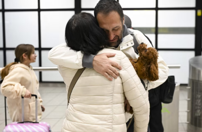 দুবাই থেকে নিজ নিজ দেশে ফিরলেন আরও শতাধিক যাত্রী; বিমানবন্দরে স্বস্তির চিত্র