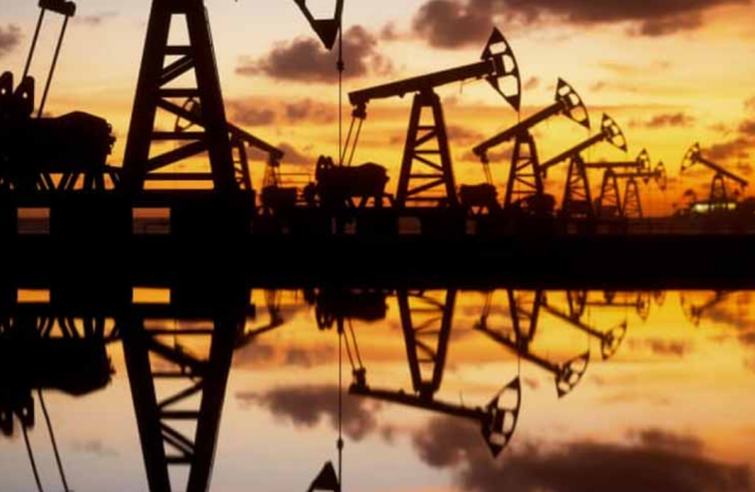 বিশ্ববাজারে তেলের দামে রেকর্ড বৃদ্ধি; ব্যারেলপ্রতি ১০০ ডলার ছাড়ালো