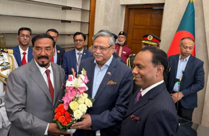 শপথ নিলেন স্পিকার মেজর (অব.) হাফিজ ও ডেপুটি স্পিকার ব্যারিস্টার কায়সার কামাল। নতুন দিনের অপেক্ষায় জাতীয় সংসদ