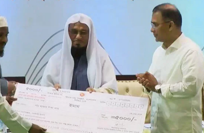 মাসিক ভাতার চেক বিতরণ কার্যক্রমের উদ্বোধন করলেন প্রধানমন্ত্রী