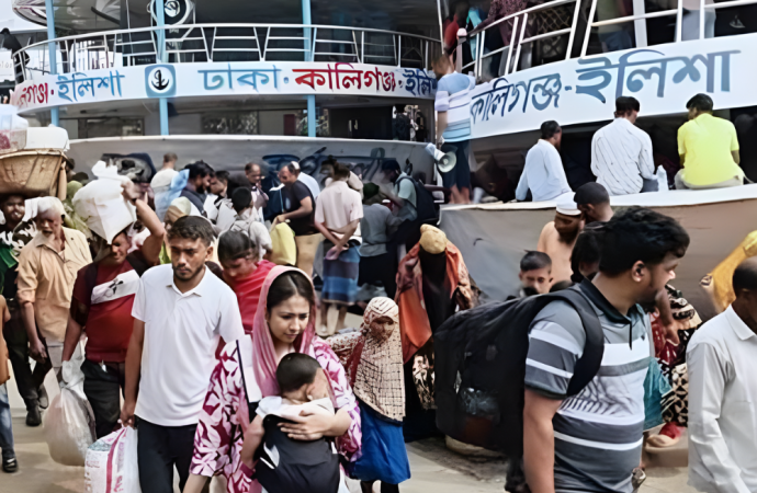 ঈদের ছুটি শেষে কর্মস্থলে ফিরছে মানুষ; সদরঘাট লঞ্চ টার্মিনালে যাত্রীদের উপচে পড়া ভিড়