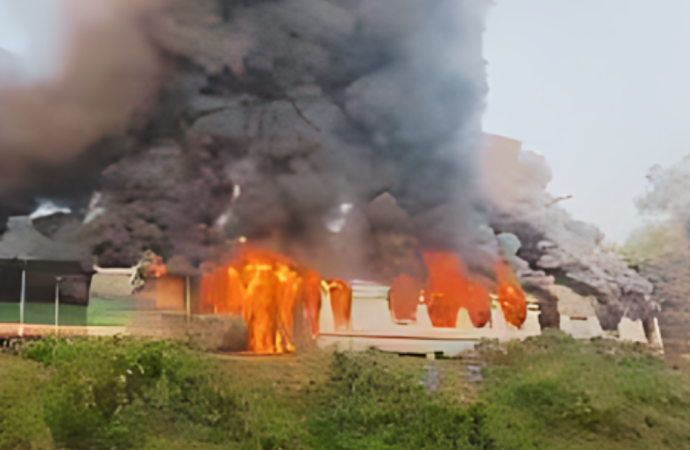 সীতাকুণ্ডে চট্টলা এক্সপ্রেসের পাওয়ার কার ও বগিতে ভয়াবহ আগুন; এক ঘণ্টা পর সারাদেশে ট্রেন চলাচল স্বাভাবিক