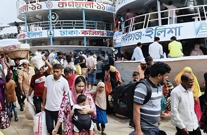 ঈদের সাত দিনের ছুটি শেষ; কর্মস্থলে যোগ দিতে চিরচেনা যান্ত্রিক ঢাকায় ফিরছেন কর্মজীবীরা