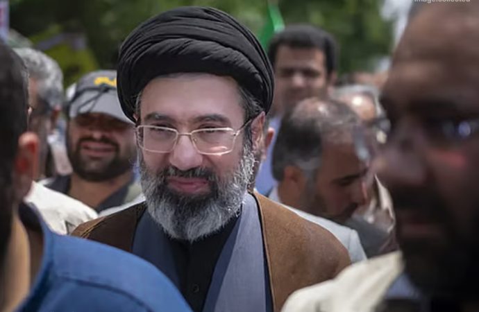 ইরানের সর্বোচ্চ নেতা মোজতবা খামেনির শারীরিক সক্ষমতা এবং দেশের প্রশাসনিক ও সামরিক নিয়ন্ত্রণ নিয়ে এক চাঞ্চল্যকর প্রতিবেদন প্রকাশ করেছে ‘নিউ ইয়র্ক টাইমস’।