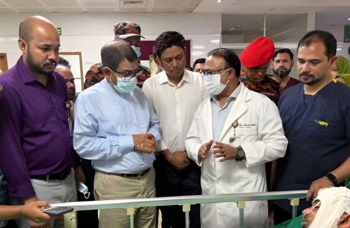 কেরানীগঞ্জের কদমতলীতে গ্যাসলাইটার কারখানায় ভয়াবহ বিস্ফোরণ ও অগ্নিকাণ্ডে দগ্ধ দুই কিশোরকে দেখতে জাতীয় বার্ন ও প্লাস্টিক সার্জারি ইনস্টিটিউটে যান স্বাস্থ্যমন্ত্রী;