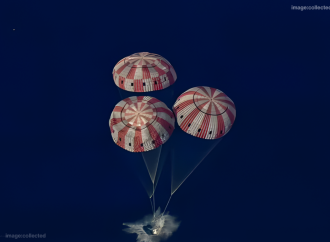 ঐতিহাসিক ১০ দিনের চন্দ্রাভিযান শেষে আজ শনিবার সকালে ক্যালিফোর্নিয়ার সান ডিয়েগো উপকূলে প্রশান্ত মহাসাগরে সফলভাবে অবতরণ করেছেন আর্টেমিস-২ মিশনের চার নভোচারী।