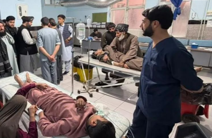 আফগানিস্তানের পশ্চিমাঞ্চলীয় হেরাত প্রদেশে একটি জনাকীর্ণ পিকনিক স্পটে অজ্ঞাত বন্দুকধারীদের অতর্কিত গুলিবর্ষণে অন্তত ৪ জন নিহত এবং আরও অনেকে গুরুতর আহত হয়েছেন।