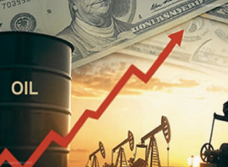 যুক্তরাষ্ট্রে জ্বালানি তেলের দাম লাফিয়ে বেড়েছে; বর্তমানে দেশটিতে প্রতি গ্যালন তেলের গড় খুচরা মূল্য দাঁড়িয়েছে ৪.১০ ডলার।