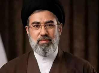 বিস্ফোরণে মুখ ও পায়ে গুরুতর আঘাত পাওয়া সত্ত্বেও ইরানের নতুন সুপ্রিম লিডার মুজতাবা খামেনি অডিও কনফারেন্সের মাধ্যমে শীর্ষ কর্মকর্তাদের সাথে যুক্ত থেকে যুদ্ধ সংক্রান্ত গুরুত্বপূর্ণ সিদ্ধান্ত গ্রহণ করছেন বলে দাবি করেছে রয়টার্স।