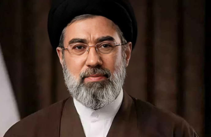 বিস্ফোরণে মুখ ও পায়ে গুরুতর আঘাত পাওয়া সত্ত্বেও ইরানের নতুন সুপ্রিম লিডার মুজতাবা খামেনি অডিও কনফারেন্সের মাধ্যমে শীর্ষ কর্মকর্তাদের সাথে যুক্ত থেকে যুদ্ধ সংক্রান্ত গুরুত্বপূর্ণ সিদ্ধান্ত গ্রহণ করছেন বলে দাবি করেছে রয়টার্স।