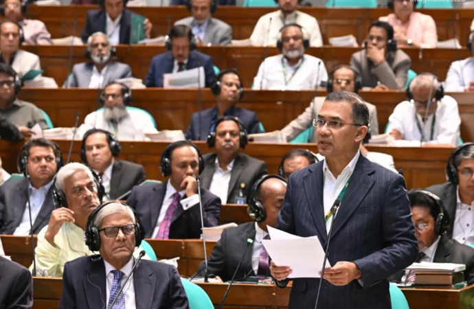 অন্তর্বর্তী সরকারের আমলে জারি করা ১৩৩টি অধ্যাদেশকে আইনে রূপান্তরের সময়সীমা ঘনিয়ে আসায় আজ মঙ্গলবার (৭ এপ্রিল) থেকে প্রতিদিন দুই বেলা সংসদ অধিবেশন পরিচালনার সিদ্ধান্ত নিয়েছে সংসদ সচিবালয়