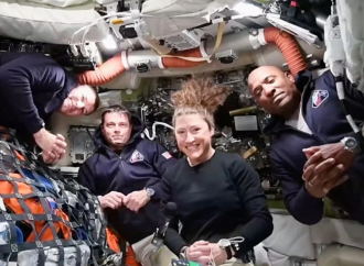 চাঁদ প্রদক্ষিণ করে ফেরার পথে থাকা ‘আর্টেমিস-২’ মিশনের চার নভোচারীকে ফোন করে অভিনন্দন জানিয়েছেন প্রেসিডেন্ট ডোনাল্ড ট্রাম্প এবং তাঁদের ওভাল অফিসে আসার আমন্ত্রণ জানিয়েছেন।