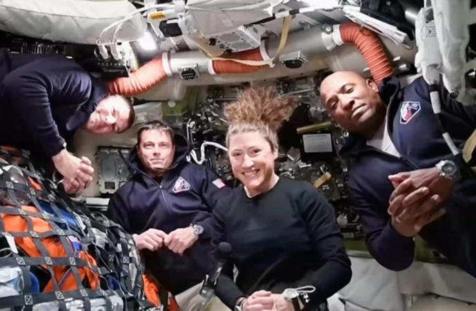 চাঁদ প্রদক্ষিণ করে ফেরার পথে থাকা ‘আর্টেমিস-২’ মিশনের চার নভোচারীকে ফোন করে অভিনন্দন জানিয়েছেন প্রেসিডেন্ট ডোনাল্ড ট্রাম্প এবং তাঁদের ওভাল অফিসে আসার আমন্ত্রণ জানিয়েছেন।