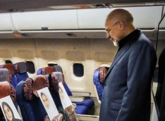 যুক্তরাষ্ট্রের সাথে শান্তি আলোচনায় অংশ নিতে ইসলামাবাদ যাওয়ার পথে মিনাব স্কুল হামলায় নিহত ১৭০ শিশুর ছবি ও তাদের রক্তমাখা ব্যাগ বিমানের সিটে রেখে এক অনন্য ও আবেগঘন প্রতিবাদ জানিয়েছেন ইরানের স্পিকার মোহাম্মদ বাঘের গালিবাফ।