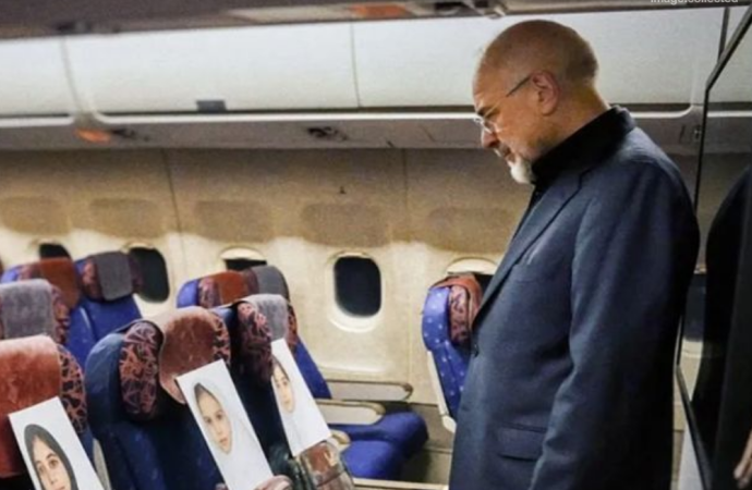 যুক্তরাষ্ট্রের সাথে শান্তি আলোচনায় অংশ নিতে ইসলামাবাদ যাওয়ার পথে মিনাব স্কুল হামলায় নিহত ১৭০ শিশুর ছবি ও তাদের রক্তমাখা ব্যাগ বিমানের সিটে রেখে এক অনন্য ও আবেগঘন প্রতিবাদ জানিয়েছেন ইরানের স্পিকার মোহাম্মদ বাঘের গালিবাফ।